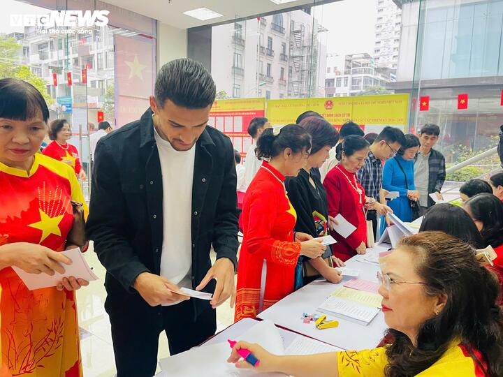 Đỗ Hoàng Hên được hướng dẫn, giúp đỡ tận tình tại điểm bầu cử. Anh cho biết mình vẫn đang học tiếng Việt 3 buổi/tuần.