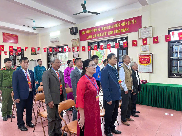 Ông Từ Ngọc Thành, Chủ tịch UBND xã Chương Dương, Hà Nội dự khai mạc tại khu vực bỏ phiếu số 16.