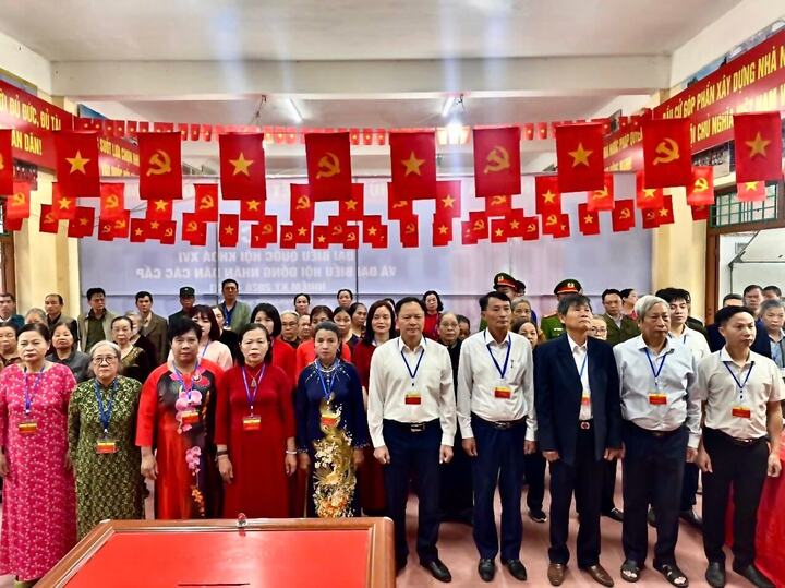 Ông Vũ Văn Tuân – Bí thư Đảng ủy, Chủ tịch Ủy ban Bầu cử xã Chương Dương - dự khai mạc bầu cử tại một khu vực bỏ phiếu trên địa bàn.