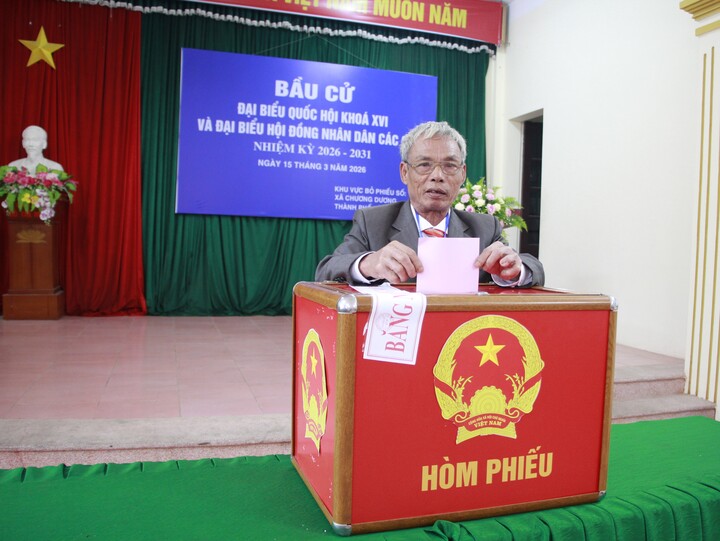 Ông Đào Văn Hiểu, cử tri cao tuổi và có uy tín thôn Từ Vân, là những người đầu tiên có mặt và bỏ phiếu tại khu vực bỏ phiếu số 16.