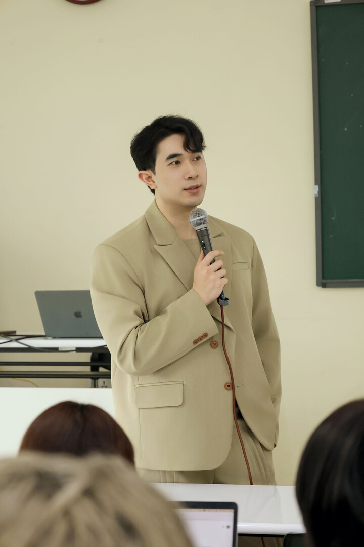 Cùng với việc giảng dạy và làm truyền hình, Ngô Công Lưu cũng là nghiên cứu sinh tiến sĩ tại Trường Đại học Khoa học Xã hội và Nhân văn, Đại học Quốc gia Hà Nội. (Ảnh: NVCC)