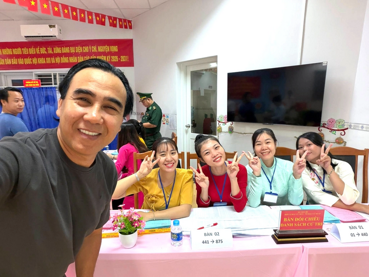 Nghệ sỹ Quyền Linh hào hứng "check-in" cùng các cán bộ tại điểm bỏ phiếu.