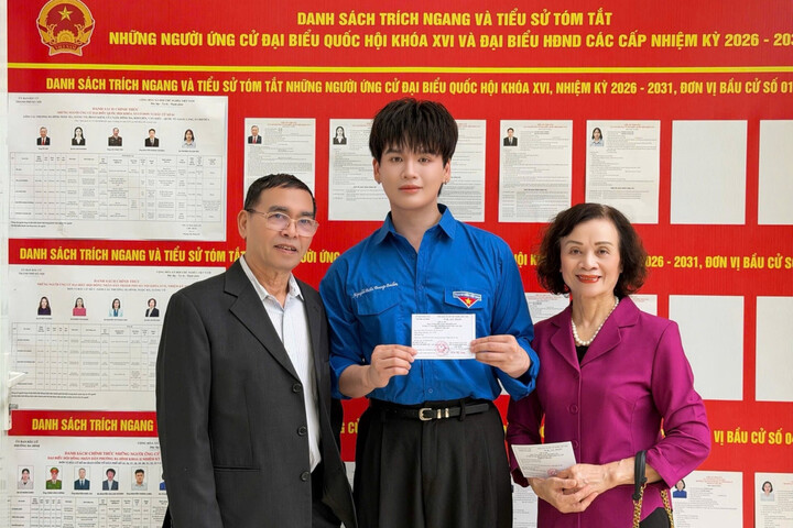 Ca sỹ Nguyễn Trần Trung Quân cùng gia đình bỏ phiếu tại điểm bầu cử ở phường Ba Đình, Hà Nội. "Mỗi lá phiếu xin đặt trọn niềm tin vào các đại biểu, mong rằng các đại biểu khoá mới thật nhiều đột phá, cống hiến cho nhân dân, cho Tổ quốc", anh chia sẻ.