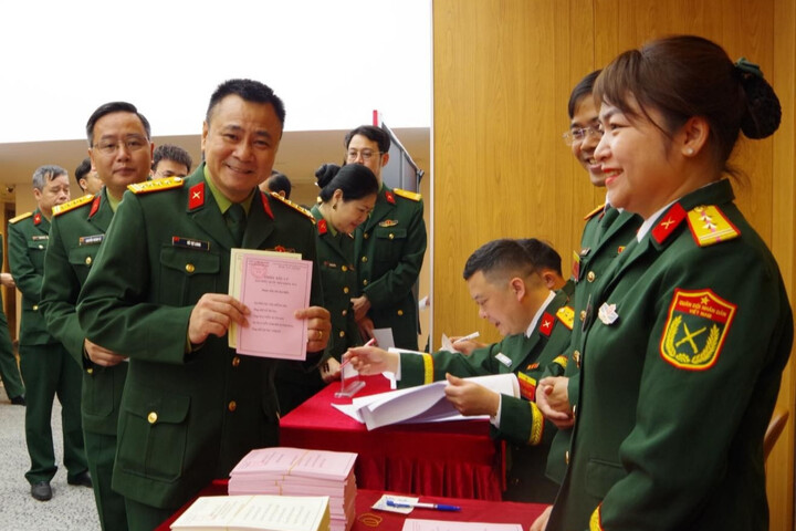 Đại tá, NSND Tự Long tham gia bỏ phiếu tại đơn vị.