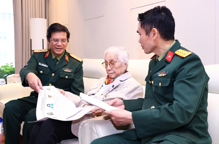 Nguyên Phó Chủ tịch nước Nguyễn Thị Bình nghiên cứu danh sách cử tri trước khi bỏ phiếu.