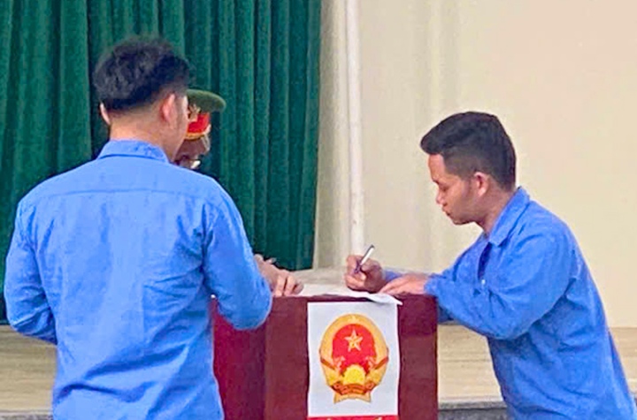 Công an tỉnh Thanh Hoá tổ chức cho các cử tri tại cơ sở cai nghiện và trại tạm giam, tạm giữ bỏ phiếu bầu cử. (Ảnh: Công an Thanh Hoá)