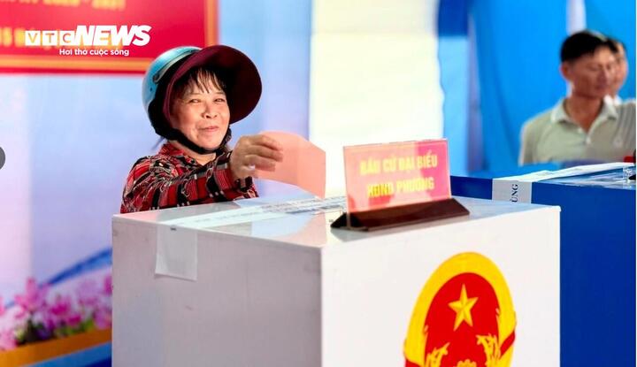 Người dân TP.HCM đi bỏ phiếu.