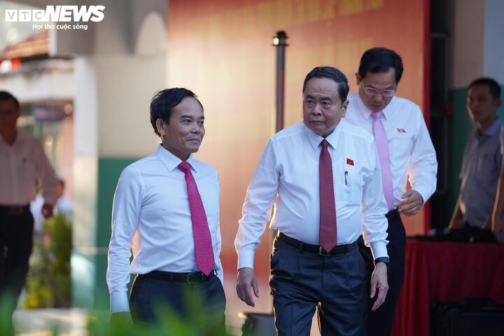 Khoảng 6h18, Chủ tịch Quốc hội Trần Thanh Mẫn, Bí thư Thành uỷ TP.HCM Trần Lưu Quang có mặt tại điểm bầu cử khu vực bỏ phiếu số 14, xã Hóc Môn, để thực hiện quyền bầu cử của mình.