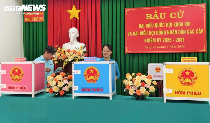 Không khí tại các khu vực bỏ phiếu trên địa bàn tỉnh Gia Lai diễn ra nghiêm túc, phấn khởi, thể hiện tinh thần trách nhiệm và niềm tin của cử tri đối với sự kiện chính trị quan trọng của đất nước.