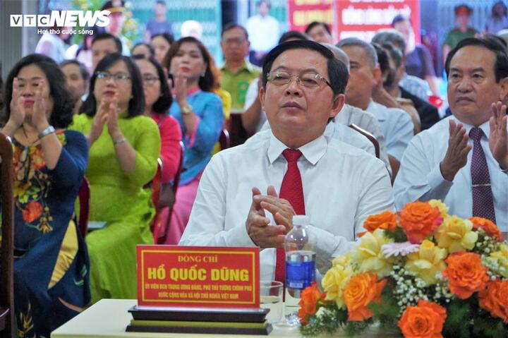 Ông Hồ Quốc Dũng, Ủy viên Ban Chấp hành Trung ương Đảng, Phó Thủ tướng Chính phủ có mặt từ rất sớm tại khu vực bỏ phiếu số 20, phường Quy Nhơn Nam (Gia Lai) để tham gia bầu cử.