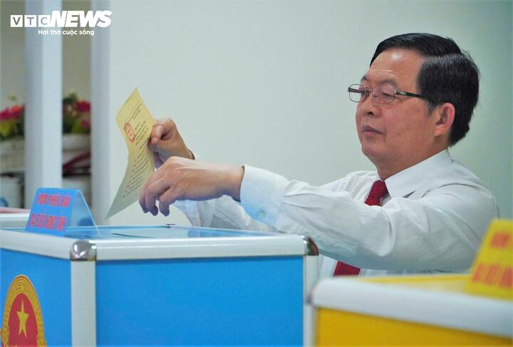 Ông Hồ Quốc Dũng bỏ phiếu bầu cử đại biểu Quốc hội khóa XVI và đại biểu Hội đồng Nhân dân (HĐND) các cấp nhiệm kỳ 2026 - 2031 tỉnh Gia Lai với tư cách cử tri.