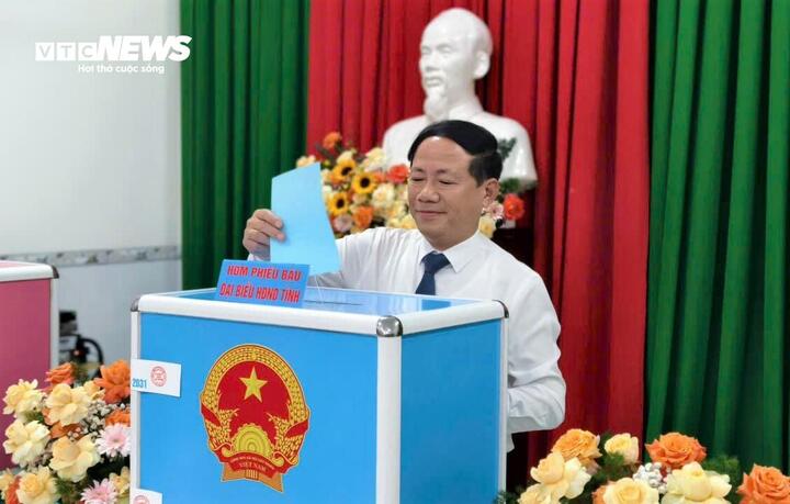 Ông Phạm Anh Tuấn, Ủy viên Ban Chấp hành Trung ương Đảng, Phó Bí thư Tỉnh ủy, Chủ tịch UBND tỉnh Gia Lai tham gia bỏ phiếu.