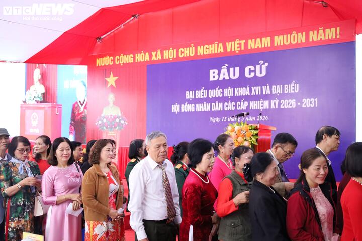 Người dân Hải Phòng háo hức đi bầu cử.