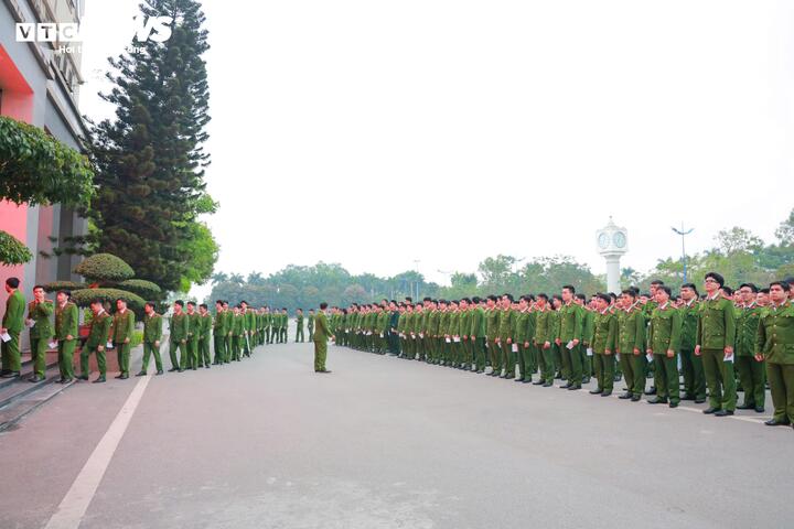 Tại Học viện Cảnh sát Nhân dân (phường Đông Ngạc), ngay từ sáng sớm ngày bầu cử, cán bộ, giảng viên và học viên đã tham gia bỏ phiếu trong không khí nghiêm túc, đúng quy định. Với hơn 7.300 cử tri, Học viện được bố trí 3 khu vực bỏ phiếu (số 12, 13 và 14) thuộc địa bàn phường Đông Ngạc. Các tổ bầu cử đã chuẩn bị đầy đủ cơ sở vật chất, niêm yết danh sách cử tri, bố trí khu vực bỏ phiếu khoa học nhằm tạo điều kiện thuận lợi để cán bộ, học viên thực hiện quyền và nghĩa vụ công dân. Đây cũng là dịp để nhiều học viên lần đầu tiên cầm lá phiếu bầu cử, đánh dấu một dấu mốc trưởng thành khi trực tiếp tham gia sự kiện chính trị quan trọng của đất nước.