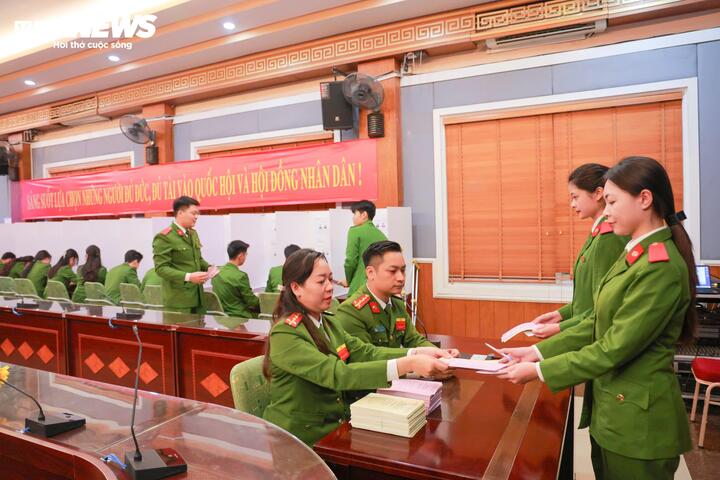 Với hơn 7.300 cử tri, học viện được bố trí 3 khu vực bỏ phiếu (số 12, 13 và 14) thuộc địa bàn phường Đông Ngạc. Các tổ bầu cử đã chuẩn bị đầy đủ cơ sở vật chất, niêm yết danh sách cử tri, bố trí khu vực bỏ phiếu khoa học nhằm tạo điều kiện thuận lợi để cán bộ, học viên thực hiện quyền và nghĩa vụ công dân.