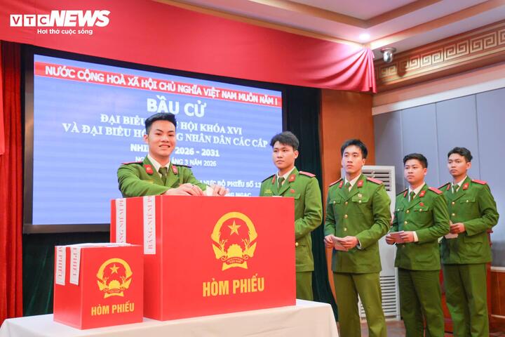 Đây cũng là dịp để nhiều học viên lần đầu tiên cầm lá phiếu bầu cử, đánh dấu một dấu mốc trưởng thành khi trực tiếp tham gia sự kiện chính trị quan trọng của đất nước.