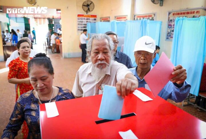 Hơn 96% cử tri cả nước đi bầu cử - 1