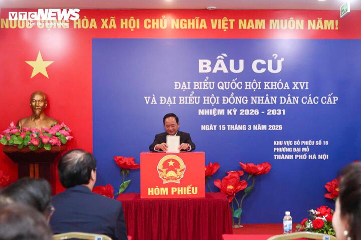 Ông Trịnh Văn Quyết, Ủy viên Bộ Chính trị, Trưởng Ban Tuyên giáo và Dân vận Trung ương, là cử tri đầu tiên thực hiện quyền bỏ phiếu tại Tổ bầu cử số 16, phường Đại Mỗ, Hà Nội.