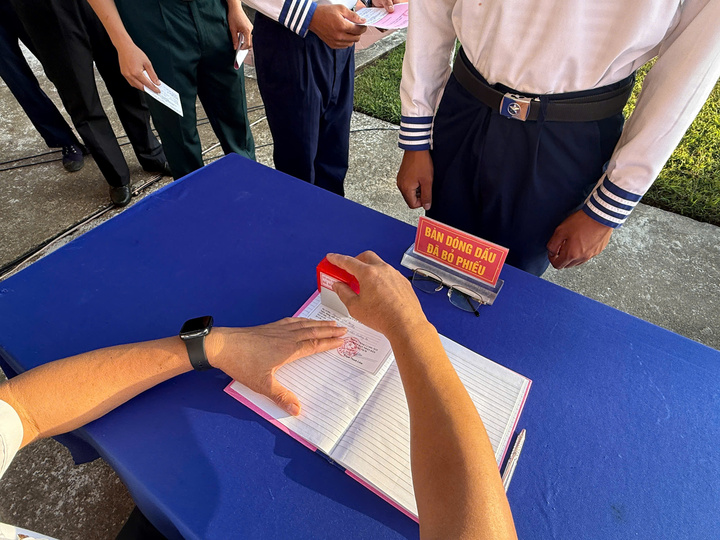 Đóng dấu “đã bỏ phiếu” vào phiếu cử tri sau khi đã hoàn thành nhiệm vụ bầu cử