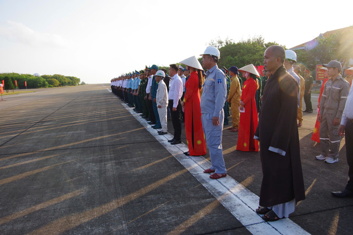 Trong buổi sáng, cử tri là cán bộ, chiến sĩ, người dân trên đảo và các ngư dân đã có mặt tại khu vực bỏ phiếu để thực hiện quyền bầu cử trong không khí trang nghiêm, phấn khởi.