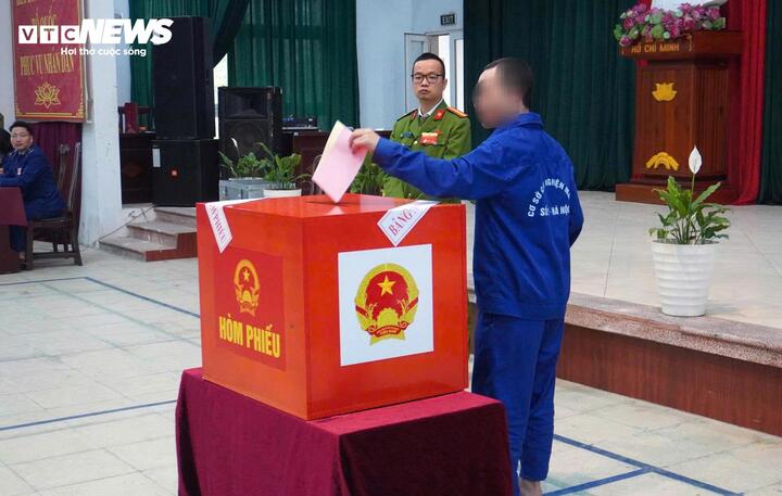 Học viên Cơ sở cai nghiện ma túy số 2 bỏ lá phiếu bầu cử thực hiện quyền và nghĩa vụ công dân.