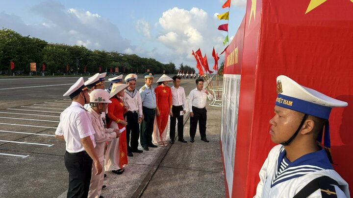 Ông Phạm Thanh Liêm - Chủ tịch UBND đặc khu Trường Sa cho biết, dù khắc nghiệt cả về địa lý và thời tiết nhưng với quyết tâm chính trị cao nhất, Ủy ban bầu cử đặc khu đã khắc phục khó khăn, chủ động triển khai đồng bộ các biện pháp nhằm chỉ đạo đảo Trường Sa làm tốt mọi công tác chuẩn bị, như cơ sở vật chất đến các trang bị phục vụ bầu cử ra đảo từ rất sớm với mong muốn từng lá phiếu được chuyển đến tận tay các cử tri đúng thời gian để thực hiện đầy đủ quyền và nghĩa vụ của công dân theo đúng quy định của Luật bầu cử đại biểu Quốc hội và HĐND.