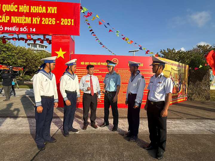 Ông Phạm Thanh Liêm, Chủ tịch UBND đặc khu Trường Sa trò chuyện với cử tri sau khi hoàn thành nhiệm vụ bầu cử.