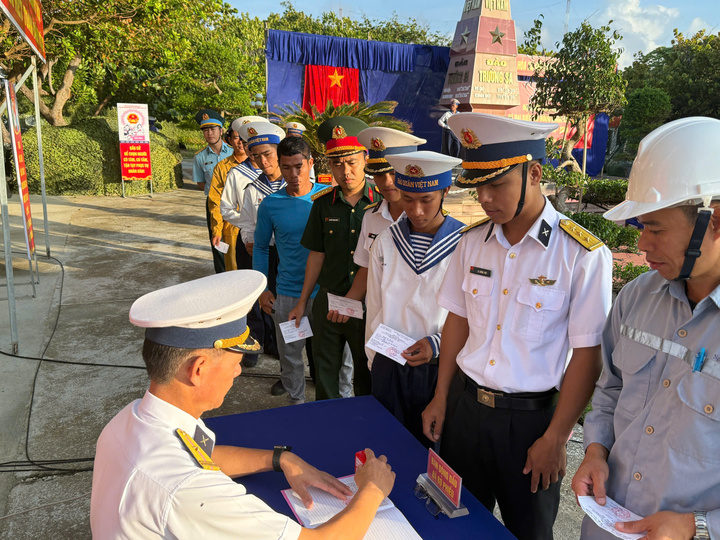 Theo lãnh đạo đặc khu Trường Sa, việc tổ chức bầu cử trên đảo đòi hỏi sự chuẩn bị kỹ lưỡng do điều kiện địa lý xa đất liền, thời tiết khắc nghiệt. Ngay từ sớm, các lực lượng đã chủ động vận chuyển tài liệu, trang thiết bị phục vụ bầu cử ra đảo, bảo đảm mọi cử tri đang sinh sống, công tác trên đảo cũng như ngư dân hoạt động trên biển đều có điều kiện thực hiện đầy đủ quyền và nghĩa vụ của mình theo quy định của pháp luật.