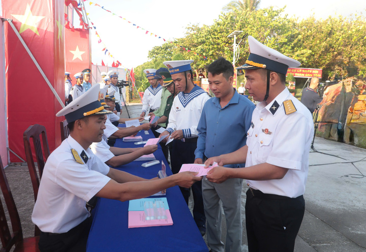 Theo ông Liêm, ngoài cử tri là cán bộ, chiến sĩ, Nhân dân đang công tác trên đảo, trong cuộc bầu cử lần này, Khu vực bỏ phiếu số 14 có gần 50 ngư dân - những cử tri đặc biệt đang đánh bắt hải sản trong khu vực lên đảo để tham gia bầu cử; bảo đảm dù ở bất cứ đâu, cử tri đều được thực hiện đầy đủ quyền và nghĩa vụ công dân của mình.
