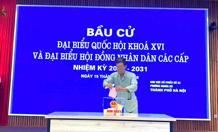 Bệnh nhân bỏ phiếu bầu cử.