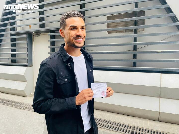 Cầm thẻ cử tri trên tay, anh không khỏi xúc động khi thấy tên mình.