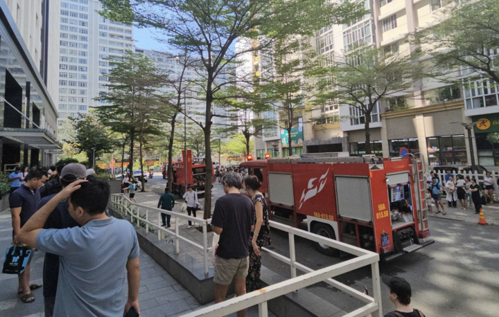 Lực lượng PCCC và CNCH đến hiện trường khống chế đám cháy. (Ảnh: HC)