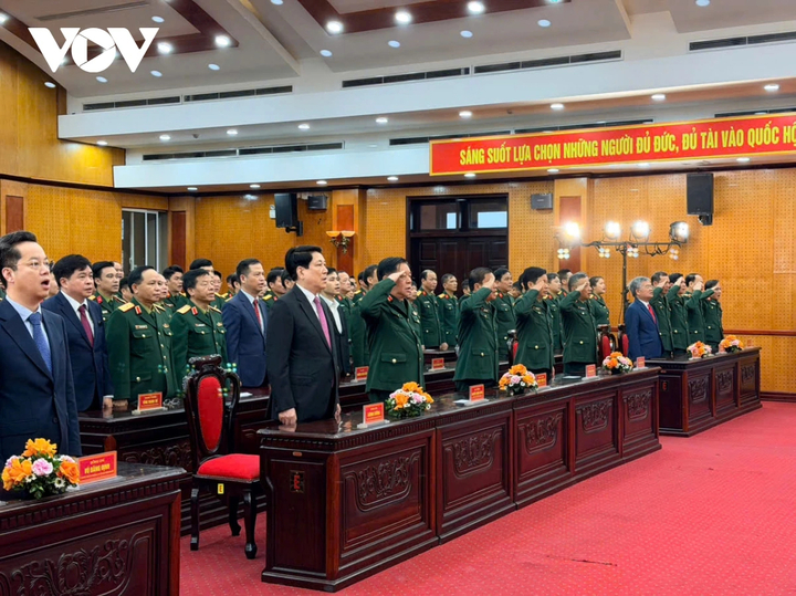 Chủ tịch nước Lương Cường và các đại biểu thực hiện nghi thức chào cờ tại lễ khai mạc bầu cử tại điểm bỏ phiếu ở Bộ Quốc phòng