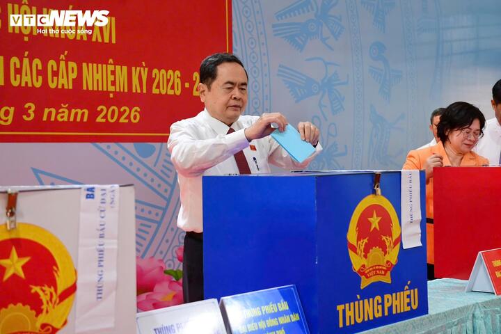 Tại điểm bầu cử, Chủ tịch Quốc hội Trần Thanh Mẫn bày tỏ niềm vui và vinh dự khi trực tiếp tham gia bỏ phiếu tại xã Hóc Môn. (TP.HCM)