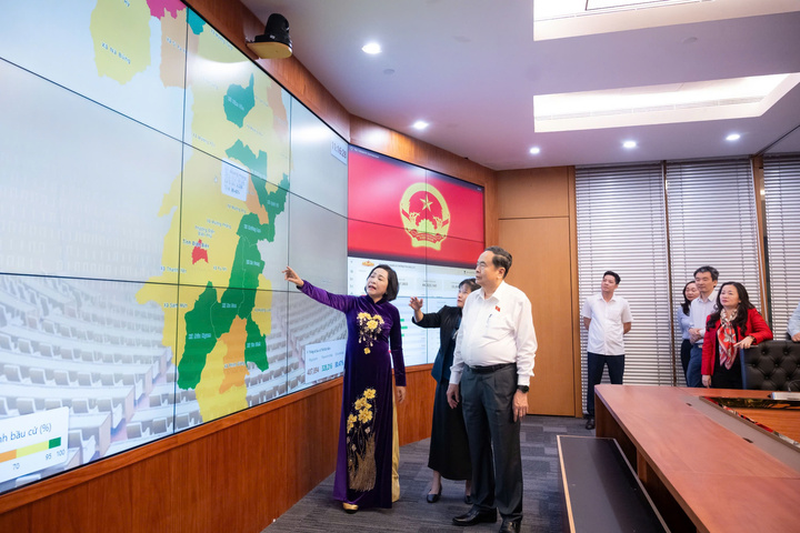 Chủ tịch Quốc hội Trần Thanh Mẫn kiểm tra, động viên đội ngũ phục vụ bầu cử tại Văn phòng Hội đồng Bầu cử quốc gia