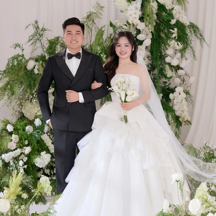 Cặp đôi hoàn thành nghi thức kết hôn, sau đó đến điểm bỏ phiếu thực hiện quyền công dân. (Ảnh: NVCC)