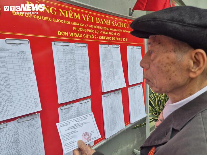 Cụ Trần Kim Đậu (SN 1943, trú ở phường Phúc Lợi, Hà Nội) đến khu vực bỏ phiếu số 5 từ 6h. Người cựu chiến binh 60 năm tuổi Đảng cho biết, ông chứng kiến đất nước từ thời khó khăn tiến lên đổi mới phát triển, nhưng cảm xúc cầm lá phiếu trên tay đi bầu cử vẫn như ngày đầu tiên.