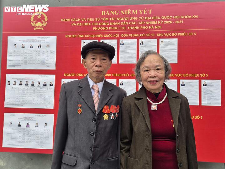 Ông Đậu cùng vợ mình là bà Nguyễn Thị Oanh (80 tuổi) là khách mời đến dự buổi khai mạc bầu cử.