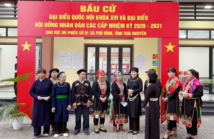 Đồng bào dân tộc thiểu số trao đổi trước khi vào bầu cử.