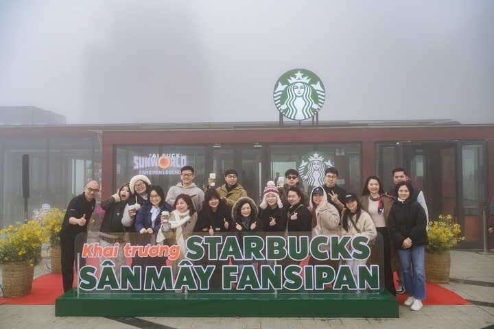 Du khách check-in với cửa hàng Starbucks Fansipan cao nhất châu Á.