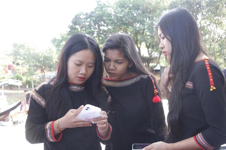 Cử tri tìm hiểu danh sách, tiểu sử và chương trình hành động của các ứng cử viên trước khi thực hiện quyền bỏ phiếu.