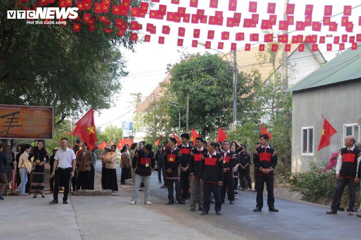 Sáng 15/3, hòa chung không khí ngày hội non sông trên cả nước, đông đảo cử tri tại khu vực bỏ phiếu số 25 (buôn Tuôr và thôn 11, xã Hòa Phú, tỉnh Đắk Lắk) đến thực hiện quyền và nghĩa vụ công dân.
