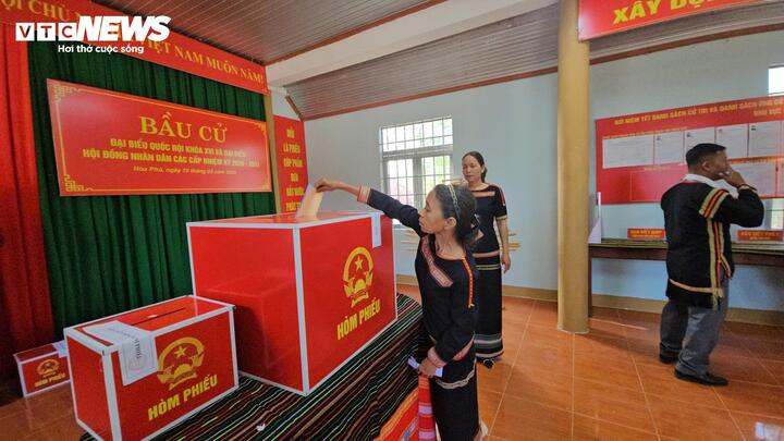 Bà H’Nik Ktul (SN 1952, buôn Tuôr) chia sẻ đã tham gia bầu cử nhiều lần nhưng lần này cảm thấy không khí vui tươi và phấn khởi hơn. Bà kỳ vọng các đại biểu được bầu sẽ đại diện cho tiếng nói của buôn làng, phản ánh những khó khăn của người dân để góp phần giúp buôn làng ngày càng phát triển.