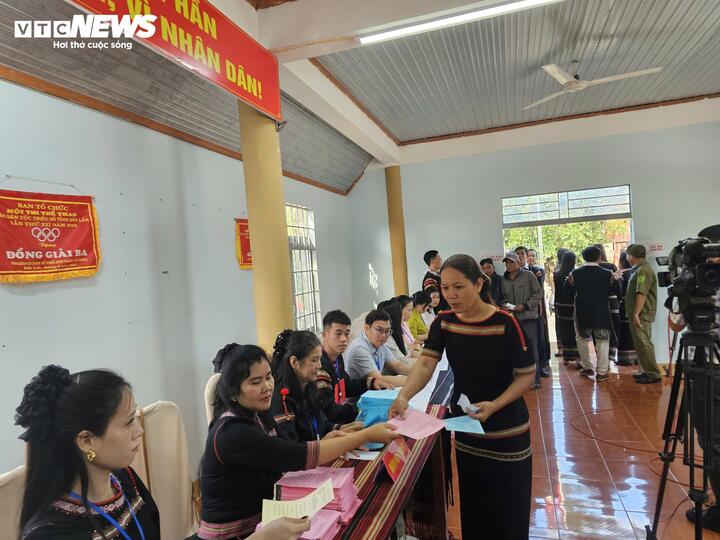 Nhiều cử tri là đồng bào Ê Đê mặc trang phục truyền thống, phấn khởi cầm thẻ cử tri và phiếu bầu tiến vào khu vực bỏ phiếu.
