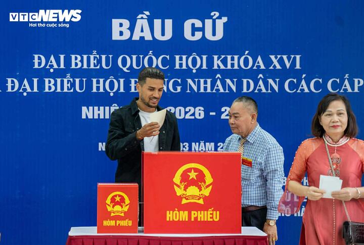 Cầu thủ Đỗ Hoàng Hên bỏ phiếu bầu cử.