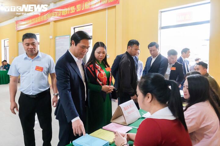 Ông Lê Xuân Lợi, Phó Chủ tịch UBND tỉnh Bắc Ninh kiểm tra công tác bầu cử tại xã Tây Yên Tử.