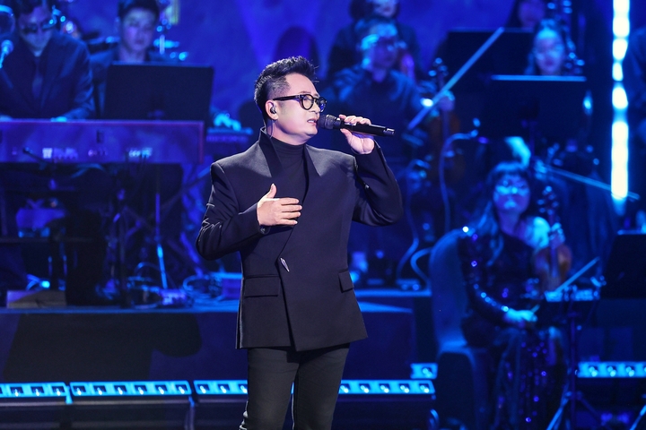 Bằng Kiều thể hiện ca khúc "Cơn mưa băng giá" làm nên tên tuổi.