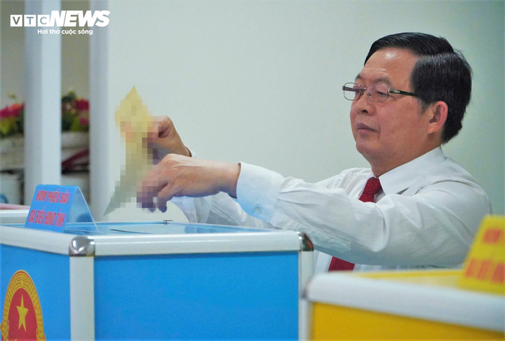 Ông Hồ Quốc Dũng bỏ phiếu bầu cử đại biểu Quốc hội khóa XVI và đại biểu Hội đồng Nhân dân (HĐND) các cấp nhiệm kỳ 2026 - 2031 tỉnh Gia Lai với tư cách cử tri.