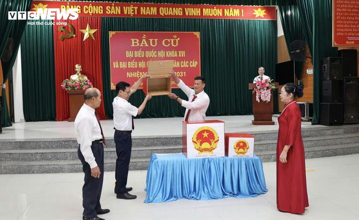 Kiểm tra hòm phiếu để niêm phong trước khi bỏ phiếu bầu cử.