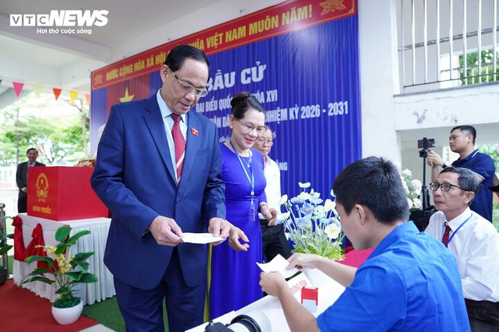 Tại Đà Nẵng, Phó Chủ tịch Quốc hội Trần Quang Phương tham dự khai mạc và bỏ phiếu tại khu vực bỏ phiếu số 7, phường Hòa Xuân.